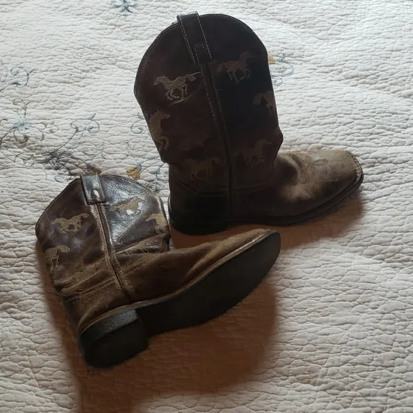 Brown Cowboy Boots with Horse Design