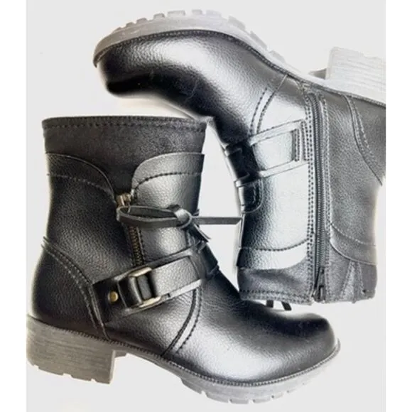 Clark's Riddle Avant black pebbled leather ankle bootie. Size 7.5
