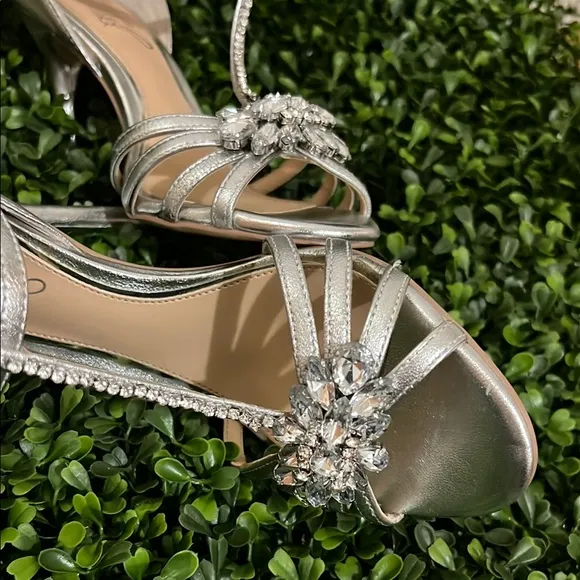 Jewel Badgley Mischka Hazel II embellished t-strap sandal Size 5.5
