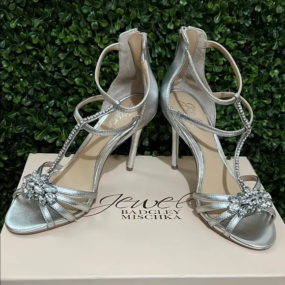 Jewel Badgley Mischka Hazel II embellished t-strap sandal Size 5.5