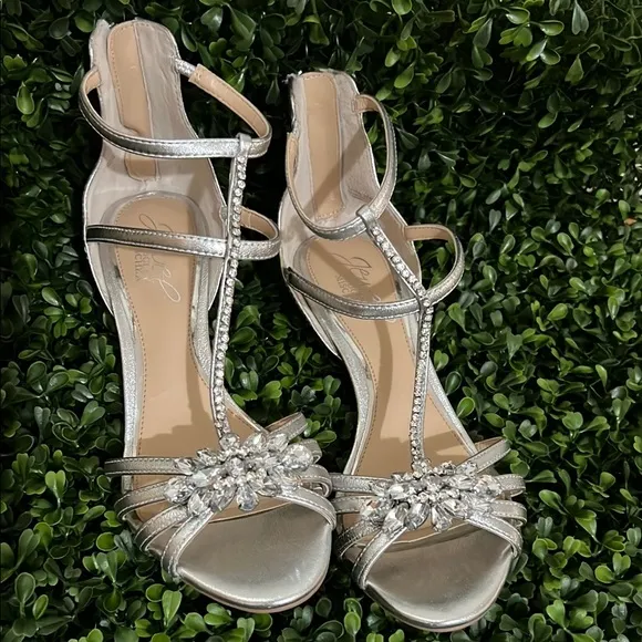 Jewel Badgley Mischka Hazel II embellished t-strap sandal Size 5.5