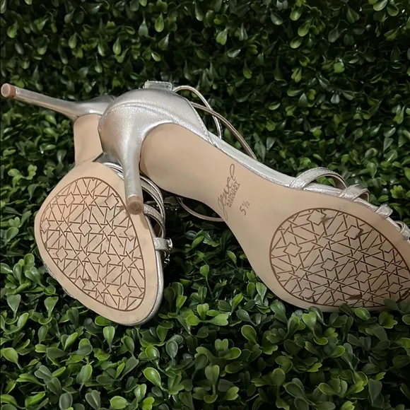Jewel Badgley Mischka Hazel II embellished t-strap sandal Size 5.5