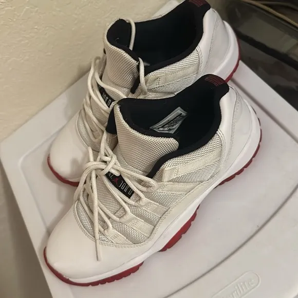 Jordan 11 cherries kids size 5Y, used good condition