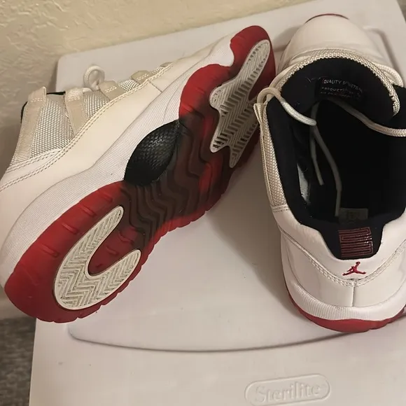 Jordan 11 cherries kids size 5Y, used good condition