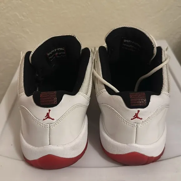 Jordan 11 cherries kids size 5Y, used good condition