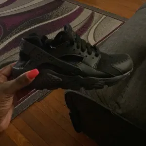Nike Huaraches Black Never Worn