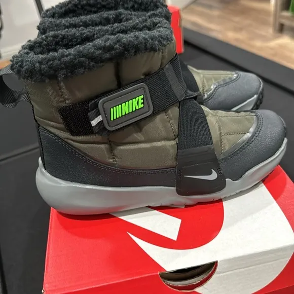 NWT Nike Flex Advance Boots Cargo Khaki/Green Strike Black Sz 1 Youth