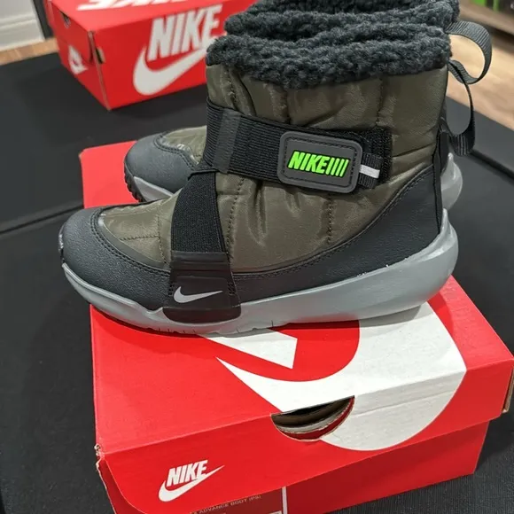 NWT Nike Flex Advance Boots Cargo Khaki/Green Strike Black Sz 1 Youth