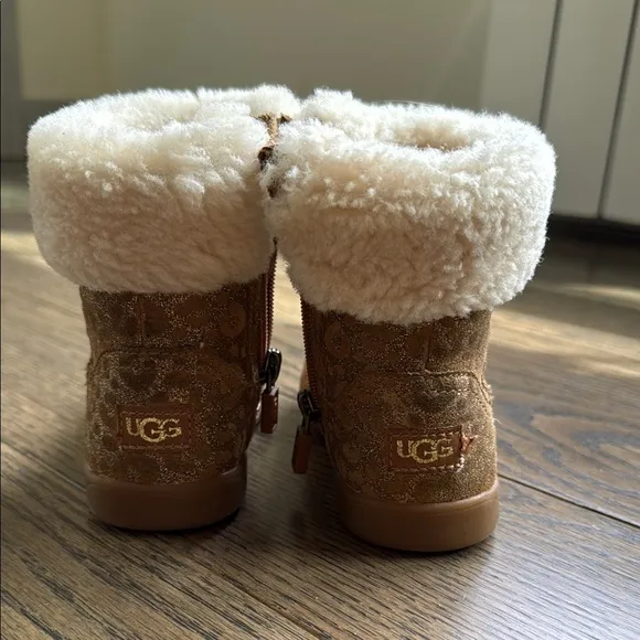 UGG sherpa Stylish Tan and Cream Toddler Boots size 7 EUC free shipping