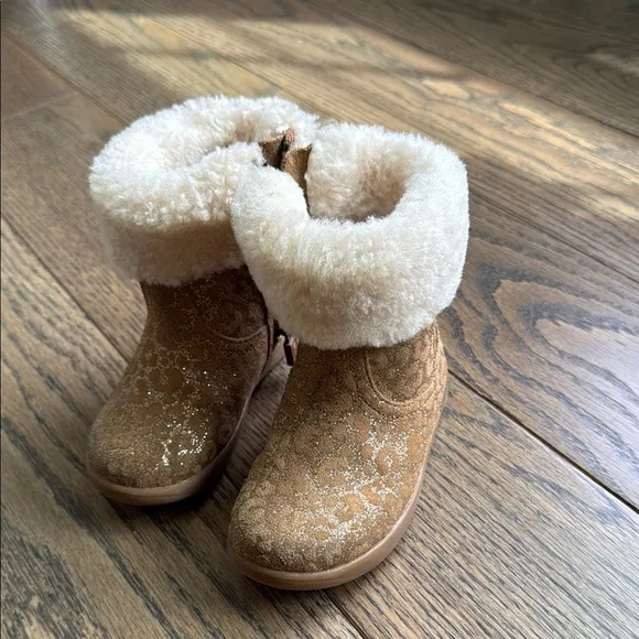 UGG sherpa Stylish Tan and Cream Toddler Boots size 7 EUC free shipping