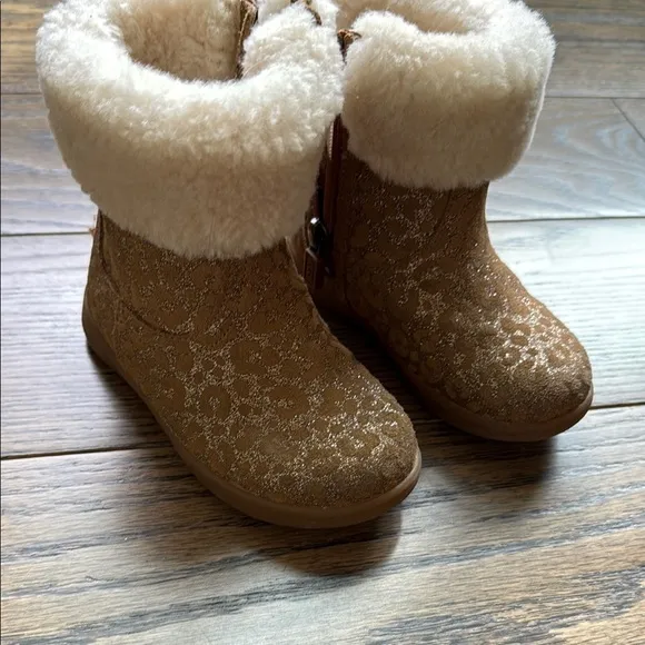 UGG sherpa Stylish Tan and Cream Toddler Boots size 7 EUC free shipping