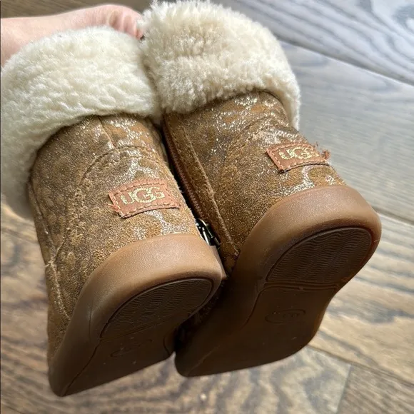 UGG sherpa Stylish Tan and Cream Toddler Boots size 7 EUC free shipping