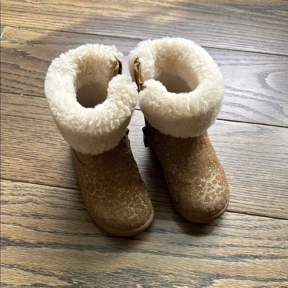 UGG sherpa Stylish Tan and Cream Toddler Boots size 7 EUC free shipping