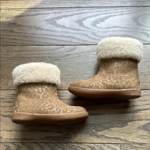 UGG sherpa Stylish Tan and Cream Toddler Boots size 7 EUC free shipping