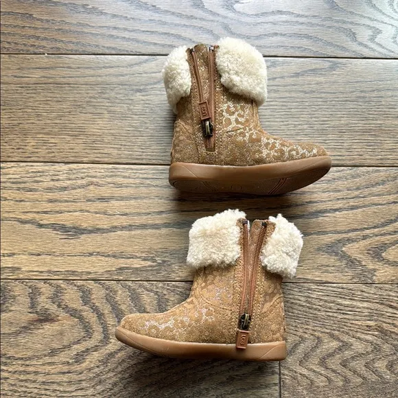 UGG sherpa Stylish Tan and Cream Toddler Boots size 7 EUC free shipping