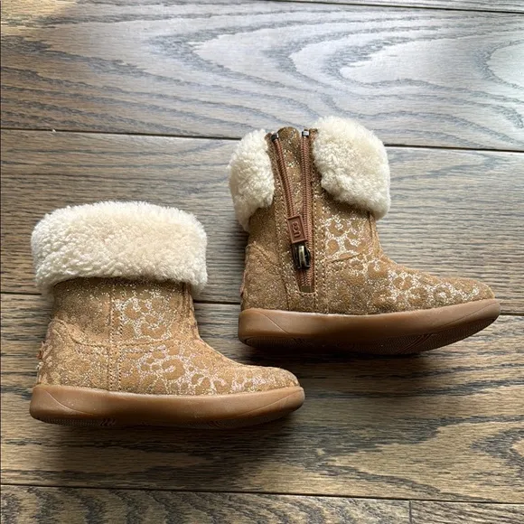 UGG sherpa Stylish Tan and Cream Toddler Boots size 7 EUC free shipping