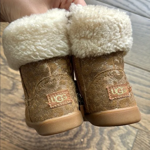 UGG sherpa Stylish Tan and Cream Toddler Boots size 7 EUC free shipping