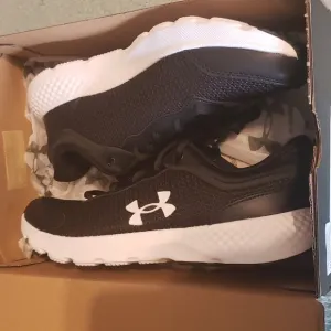 UNDER Armour Charged Escape Sneakers size 4y