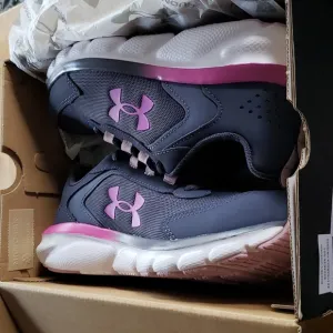 UNDER Armour Girls Sneakers size 4y