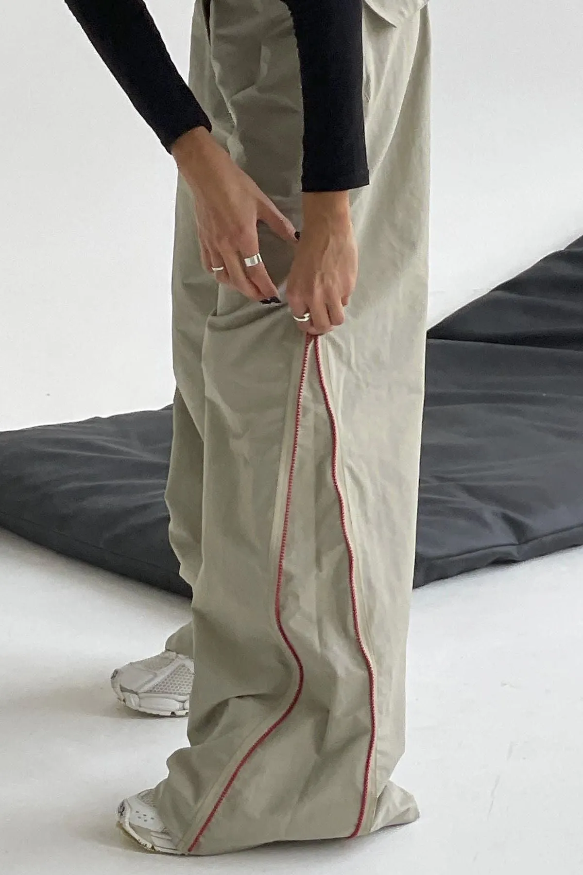 Urban style draped wide-leg pants with zipper